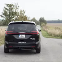 Chrysler Pacifica: Útulný obývák s praskajícím krbem a V6 pod kapotou