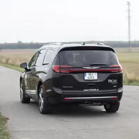Chrysler Pacifica: Útulný obývák s praskajícím krbem a V6 pod kapotou
