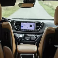 Chrysler Pacifica: Útulný obývák s praskajícím krbem a V6 pod kapotou