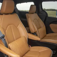 Chrysler Pacifica: Útulný obývák s praskajícím krbem a V6 pod kapotou