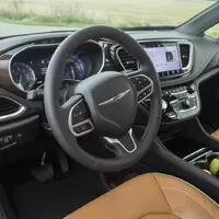 Chrysler Pacifica: Útulný obývák s praskajícím krbem a V6 pod kapotou