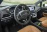 Chrysler Pacifica: Útulný obývák s praskajícím krbem a V6 pod kapotou