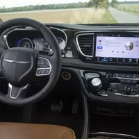Chrysler Pacifica: Útulný obývák s praskajícím krbem a V6 pod kapotou