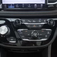 Chrysler Pacifica: Útulný obývák s praskajícím krbem a V6 pod kapotou