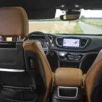 Chrysler Pacifica: Útulný obývák s praskajícím krbem a V6 pod kapotou