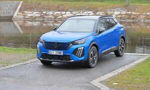 Recenze & testy: Peugeot e-2008: Pomalými krůčky vpřed a taky dál