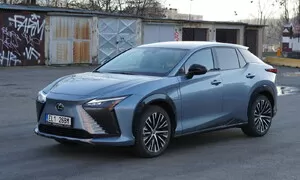 Recenze & testy: Lexus RZ 450e: Stylově kolem komína 