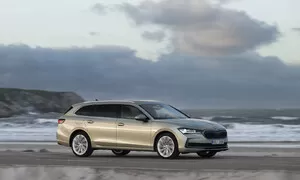 Novinky: Škoda Superb Combi poprvé naživo: Zas o něco lepší auto, revoluci ale nečekejte