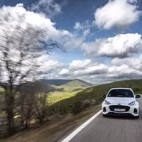 Mazda 2 hybrid má novou tvář. Co dalšího se na ní po faceliftu změnilo?