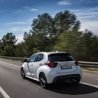Mazda 2 hybrid má novou tvář. Co dalšího se na ní po faceliftu změnilo?