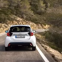 Mazda 2 hybrid má novou tvář. Co dalšího se na ní po faceliftu změnilo?