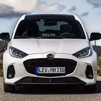 Mazda 2 hybrid má novou tvář. Co dalšího se na ní po faceliftu změnilo?