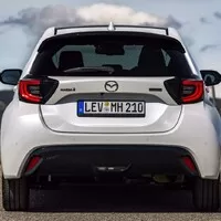 Mazda 2 hybrid má novou tvář. Co dalšího se na ní po faceliftu změnilo?