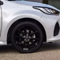 Mazda 2 hybrid má novou tvář. Co dalšího se na ní po faceliftu změnilo?