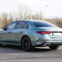 Mercedes-Benz E 400 e 4MATIC: Premiant třídy