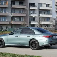 Mercedes-Benz E 400 e 4MATIC: Premiant třídy