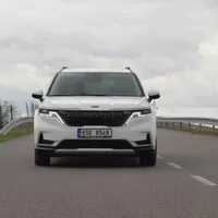 Kia Carnival 2022: Rodinný minivan v americkém stylu s překvapivě úsporným provozem