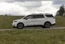Kia Carnival 2022: Rodinný minivan v americkém stylu s překvapivě úsporným provozem