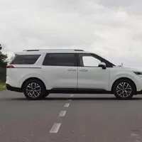 Kia Carnival 2022: Rodinný minivan v americkém stylu s překvapivě úsporným provozem