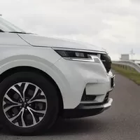Kia Carnival 2022: Rodinný minivan v americkém stylu s překvapivě úsporným provozem