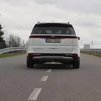 Kia Carnival 2022: Rodinný minivan v americkém stylu s překvapivě úsporným provozem