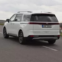 Kia Carnival 2022: Rodinný minivan v americkém stylu s překvapivě úsporným provozem