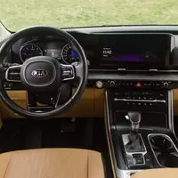 Kia Carnival 2022: Rodinný minivan v americkém stylu s překvapivě úsporným provozem
