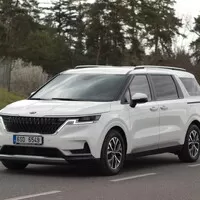 Kia Carnival 2022: Rodinný minivan v americkém stylu s překvapivě úsporným provozem
