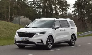 Recenze & testy: Kia Carnival 2022: Rodinný minivan v americkém stylu s překvapivě úsporným provozem