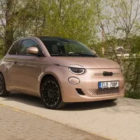 Fiat 500e 3+1: Má dveře navíc a elektromotor, srdcem však zůstává klasickou pětistovkou