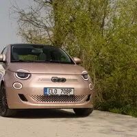 Fiat 500e 3+1: Má dveře navíc a elektromotor, srdcem však zůstává klasickou pětistovkou