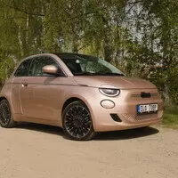 Fiat 500e 3+1: Má dveře navíc a elektromotor, srdcem však zůstává klasickou pětistovkou
