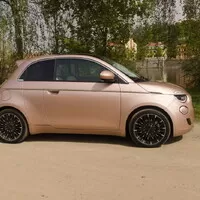 Fiat 500e 3+1: Má dveře navíc a elektromotor, srdcem však zůstává klasickou pětistovkou