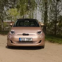 Fiat 500e 3+1: Má dveře navíc a elektromotor, srdcem však zůstává klasickou pětistovkou