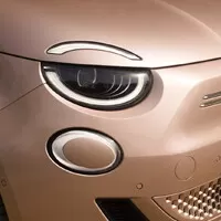 Fiat 500e 3+1: Má dveře navíc a elektromotor, srdcem však zůstává klasickou pětistovkou