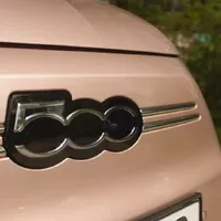 Fiat 500e 3+1: Má dveře navíc a elektromotor, srdcem však zůstává klasickou pětistovkou