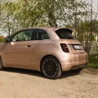 Fiat 500e 3+1: Má dveře navíc a elektromotor, srdcem však zůstává klasickou pětistovkou