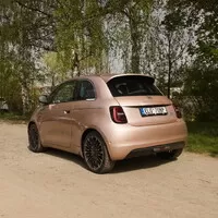 Fiat 500e 3+1: Má dveře navíc a elektromotor, srdcem však zůstává klasickou pětistovkou