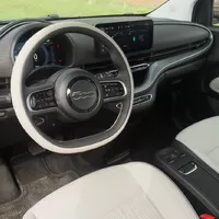 Fiat 500e 3+1: Má dveře navíc a elektromotor, srdcem však zůstává klasickou pětistovkou