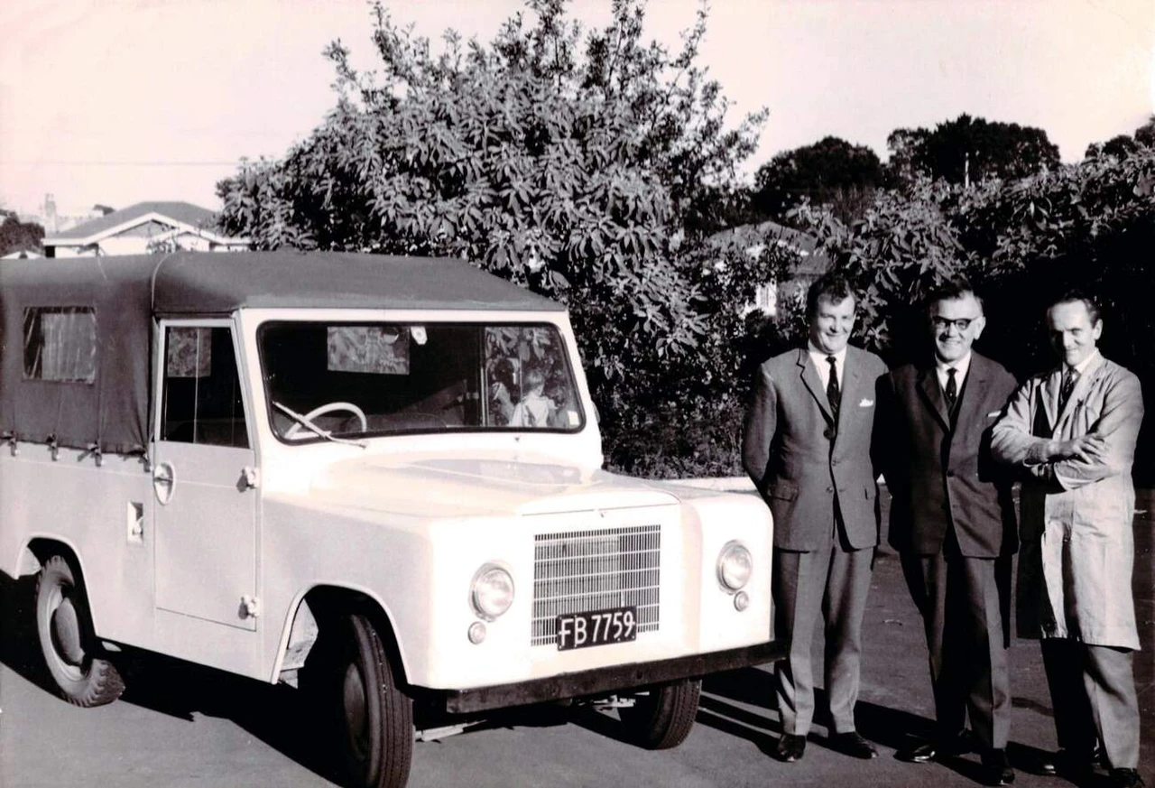 Josef Velebný (uprostřed), George Taylor (nalevo) a John Catchpole. Zdroj: Škoda