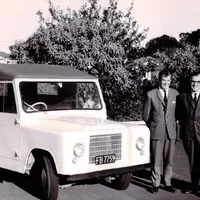Josef Velebný (uprostřed), George Taylor (nalevo) a John Catchpole. Zdroj: Škoda