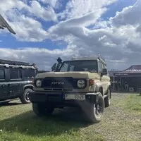 Toyota Land Cruiser 70 představila minimalistický facelift. Má jen jednu velkou novinku