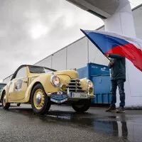 Ručičkové stopky, řev motorů a štěstí i se zmrzlýma nohama. Poprvé na setinové rallye 7 Castles Trial