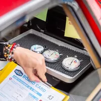 Ručičkové stopky, řev motorů a štěstí i se zmrzlýma nohama. Poprvé na setinové rallye 7 Castles Trial