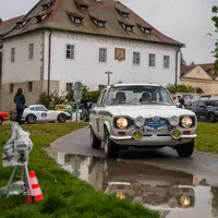 Ručičkové stopky, řev motorů a štěstí i se zmrzlýma nohama. Poprvé na setinové rallye 7 Castles Trial