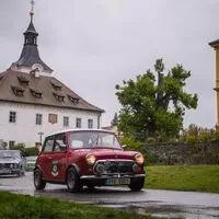 Ručičkové stopky, řev motorů a štěstí i se zmrzlýma nohama. Poprvé na setinové rallye 7 Castles Trial