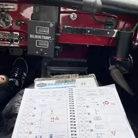 Ručičkové stopky, řev motorů a štěstí i se zmrzlýma nohama. Poprvé na setinové rallye 7 Castles Trial