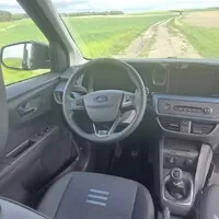 Ford Tourneo Courier 1.0 EB Active: Vizáž Defenderu, ovládání osobáku a prostor jako v dodávce