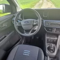 Ford Tourneo Courier 1.0 EB Active: Vizáž Defenderu, ovládání osobáku a prostor jako v dodávce