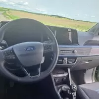 Ford Tourneo Courier 1.0 EB Active: Vizáž Defenderu, ovládání osobáku a prostor jako v dodávce